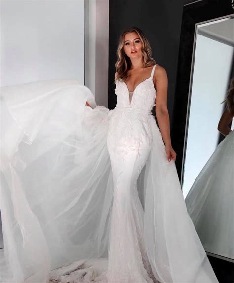 hire wedding dress melbourne.